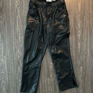 Abercrombie & Fitch
The 90s Straight
Ultra High Rise “Split Ankle”